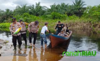 Jumat Barokah, Kapolsek Tempuling Berikan Bantuan ke 15 KK Terdampak Banjir