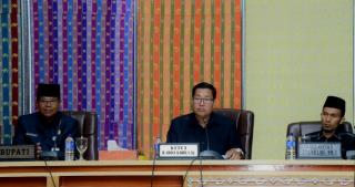 Rapat Paripurna Menyampaikan Laporan Lima Pansus Ranperda