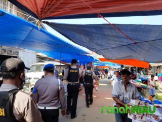 Polsek Ukui Sosialisasikan Adaptasi Kebiasaan Baru dipasar Tradisional