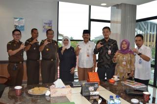 Ketua KI Riau Silaturahmi dengan Kajati Mia Amiati, Apa yang Dibicarakan?