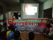 Wahhh Seru.. Masyarakat Cerenti dan TNI Berbaur Nobar Film Penghianatan PKI