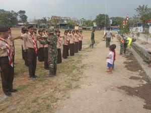 Serka Iguh Melatih Pramuka dilokasi sasaran fisik TMMD ke 105.