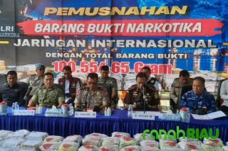 Polda Riau Musnahkan 100 Kg Narkoba Jaringan Internasional, 10 Tersangka Ditangkap