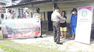 Polsek Mandau dan Bhayangkari Salurkan Bantuan Kemanusiaan
