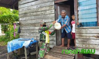 Babinsa Koramil Bengkalis bagikan Sembako ke warga
