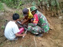 Satgas TMMD 104 Perbaiki Saluran Air yang Bocor