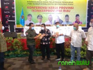 Ketua PWI Inhil Promosikan Kerupuk Amplang di Kota Sejarah Putri Tujuh