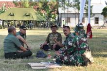 Usai Persiapan Upacara Pembukaan, Warga Dan TNI Rehat