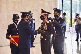 Panglima TNI Anugerahi Kapolri Tiga Bintang Utama Darat, Udara dan Laut