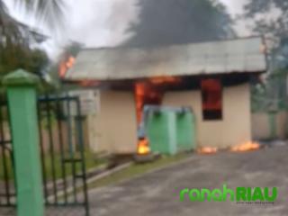 Asset Pemda Kuansing Terbakar, Tiga Unit Damkar Dikerahkan Ke Lokasi.!
