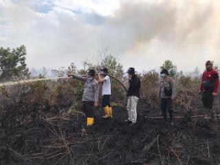Kapolres, BPBD, TNI dan HMI Kota Dumai, Padamkan Api di Medang