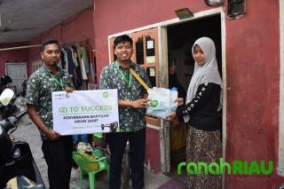 Dorong Perempuan Kreatif, IZI Riau Berikan bantuan Mesin jahit kepada para Mustahiq