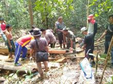 Babinsa Ramil 02/KT & Masyarakat Keluhkan Stok Kayu Jalur Langkah