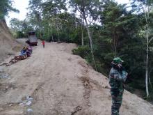 Satgas Terima Telphon dari Keluarga Disaat Kerja