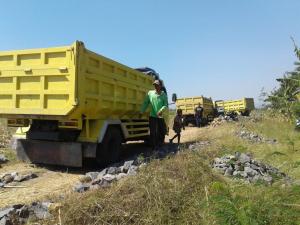 Sehari 5 Hingga 6 Truk Ikut Bongkar Muatan Material TMMD