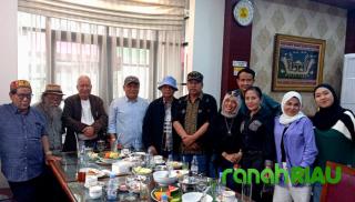 Rida K Liamsi Resmikan Pengurus YHPI baru, Perjuangkan Hari Puisi Indonesia