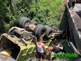 Terjun Bebas ke Kolong Jembatan, Supir Truck Tewas dalam Lakalantas Tunggal di Bukit Betabuh