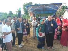 Gunakan Sendal jepit, yopi Berdendang Dengan Masyarakat...