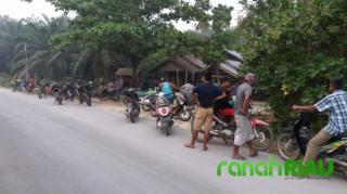 Masyarakat Pulau Padang Usir Buldozer Sewaan Koperasi Koto Intuk