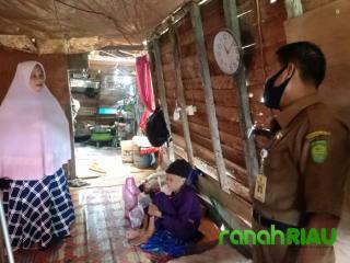 Rumah Nenek Samnah Disurvey Lurah Sungai Salak dan Kasi Trantib, ini Hasilnya