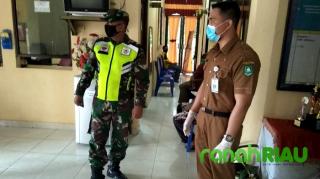 Babinsa Koramil 01 Bengkalis Bantu Pengawasan Bagi Warga Penerima BLT