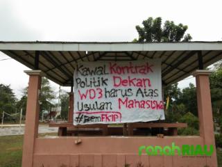 BEM FKIP UNRI Pasang Spanduk Pengawalan