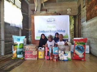 Syafri, Kakek Penjual Asongan Dapat Bantuan Modal Usaha dari Rumah Yatim