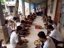 Beralaskan Piring Rotan dan Bungkus Nasi  Satgas TMMD Lahap Makan Bersama Karang Taruna Jati Sari