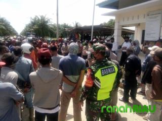 Demontrasi Karyawan PT MAS, Babinsa Koramil 01 Bengkalis Laksanakan Pengamanan