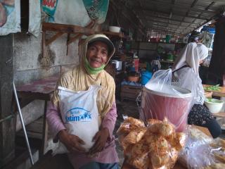 Bantuan Bahan Pokok untuk Mursyani, Lansia Penjual Keripik Jengkol
