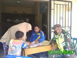 Babinsa dan Babinkamtibmas Memantau Pembagian Sembako di Desa Binaan