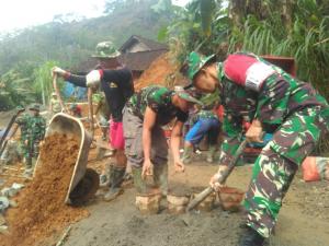 Dandim Trenggalek Ikit Aduk Semen Bahan Pasang Bayu Dinding
