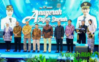 Dinilai Patuh, JNE Cilegon Terima Penghargaan Wajib Pajak dari Pemkab Serang