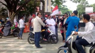 GM IKBDS Bersama Camat Mandau Bagikan Bendera