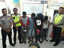  Lagi Asyik Minum Tuak Di Kafe.. Ehhh..Ada Razia, Akhirnya Digiring Deh Ke Kantor Polisi