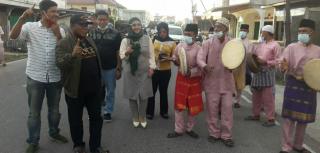 Warga Parit Bangkong Antusias dan Tepuk Tangan Gemuruh Sambut Iyeth Bustami