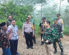 Bersama Bupati Dandim Trenggalek Tinjau Rabat Jalan Beton  