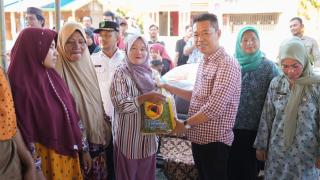 Temui Masyarakat, Bupati Rohil Berikan Bantuan Beras