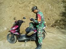 Rindu Keluarga satgas TNI TMMD, Obati Via Telfone dan Video Call