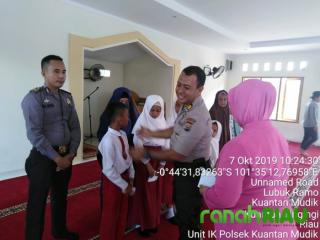 Polsek Kuantan Mudik Bantu Masyarakat Lansia dan Anak Yatim