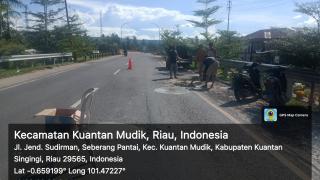 Inisiatif sendiri, Masyarakat Seberang pantai perbaiki Jl. Jend. Sudirman yang Berlobang