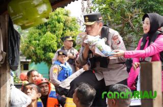 Senyum Hangat Irjen Iqbal jadi Pengobat Kegundahan Korban Banjir Rumbai