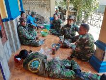 Usai Makan, Satgas TMMD Makan Bercengkrama Bareng Warga