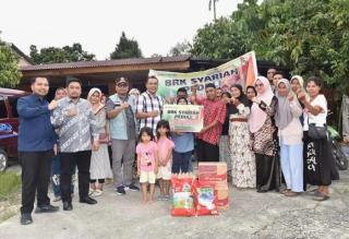 Bank Riau Syariah Kepri Salurkan sembako untuk 2300 KK terdampak banjir di Rumbai 