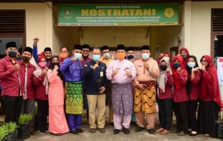 Di Kecamatan Bantan, Pj. Bupati Bengkalis Serahkan Sebanyak 960 Kartu Tani Secara Simbolis