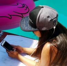 Wuihhh.. Selain Bisa Bikin Keren, topi Ini Bisa Ngecas Lhoo..