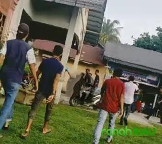 Viral, Wasit Dikejar Penonton Pada Ajang Turnamen Bola Sepak di Desa Pambang