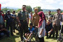 Pangdivif 2 Kostrad dan Bupati Jember Serahkan Bantuan Kursi Roda Saat Penutupan TMMD Ke 104 Kodim