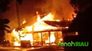 Kebakaran Hebat Hanguskan Rumah Sekaligus Warung di Siberakun