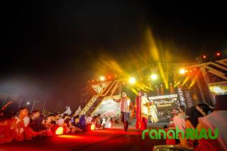 Penampilan SF Haryanto dan Istri di Catwalk Pesona Wastra Nusantara